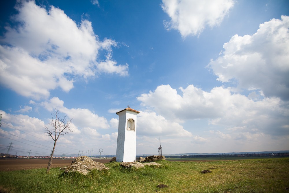 Krajina focená ohniskem 16 mm (na full frame fotoaparátu) na nejmenší možnou clonu – f/2.8. Canon 5D Mark II, Canon EF 16–35/2.8 II, 1/1600 s, f/2.8, ISO 100, ohnisko 16 mm